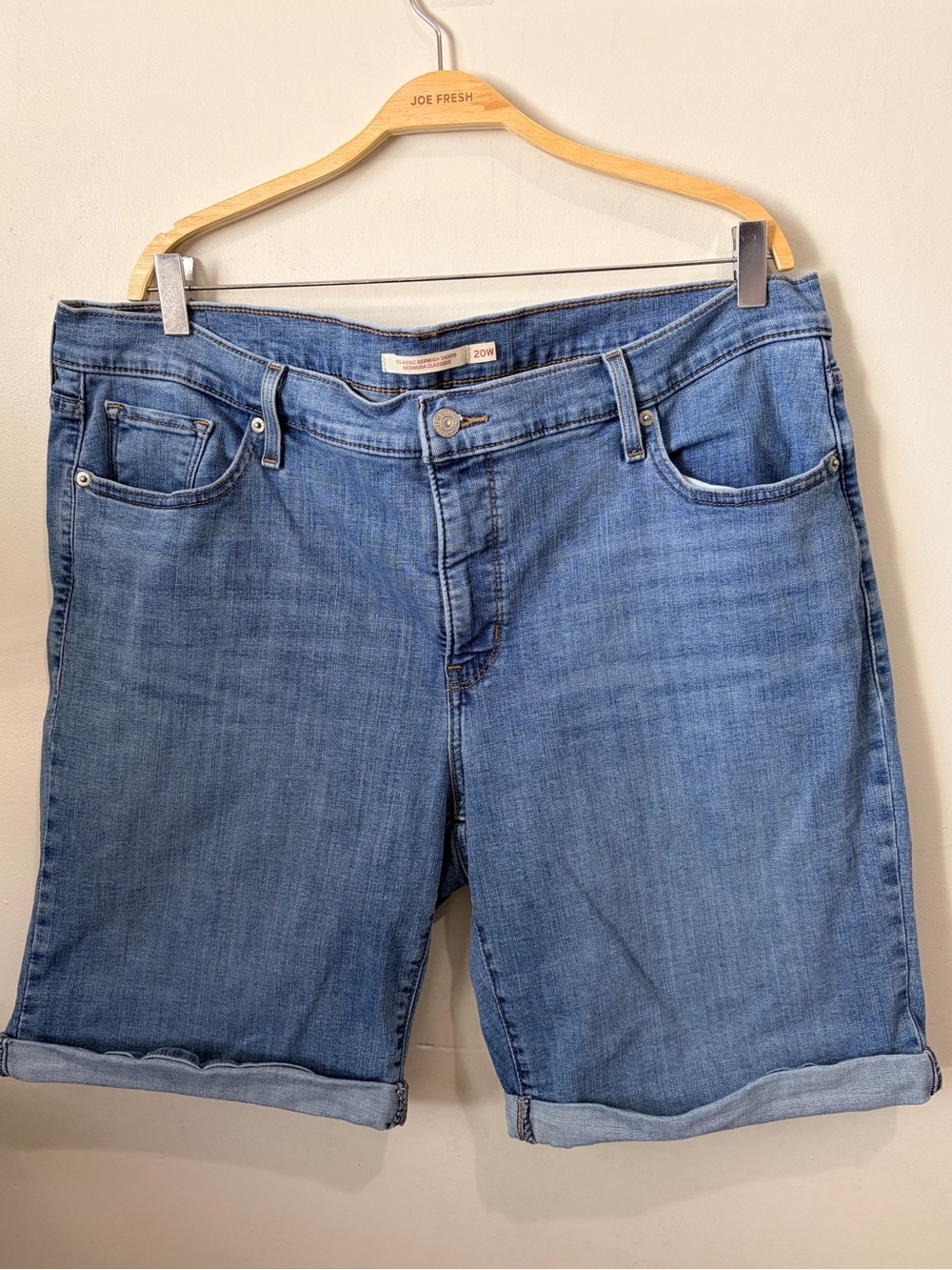 Levi’s Plus Size 20W Classic Bermuda Jean Shorts Medium Wash Casual Cuffed Denim